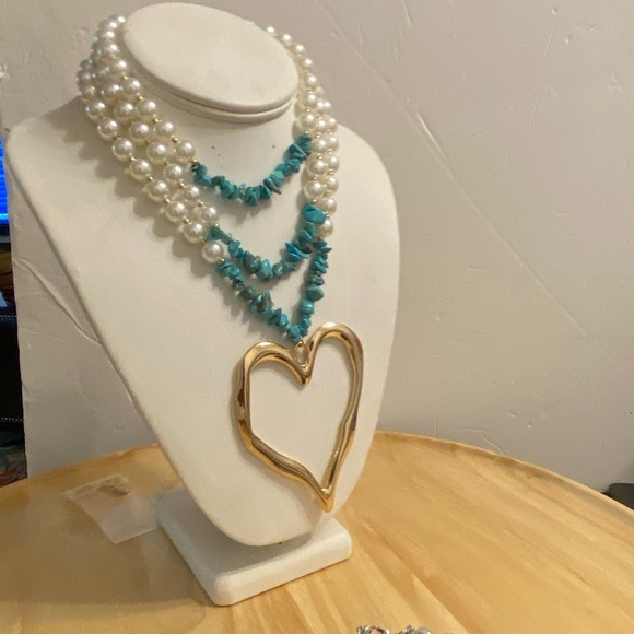 Elegant Pearl and Turquoise Necklace with Gold Heart Pendant - Picture 3 of 16